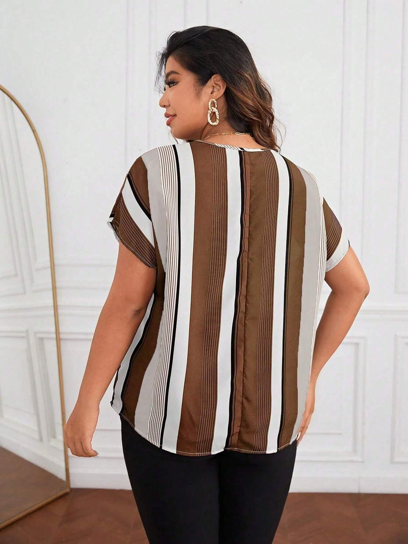 Blusa Listrada Plus Size - tassinitassinitassini(A030)Blusa Listrada MarromGBlusa Listrada Plus Size