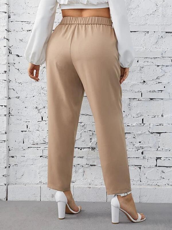 Calça Com Detalhe de Corrente Femina Plus Size - tassiniSKU_1713535813117_164tassinitassini1713535813117/850Calça Com Detalhe de Corrente Bege EscuroGcalça social plus size, calça plus size feminina, calça plus size, calça jeans plus size feminina, calça jeans feminina plus size, calça feminina plus size, calça alfaiataria feminina plus size, calca jeans plus size, alfaiataria plus size,