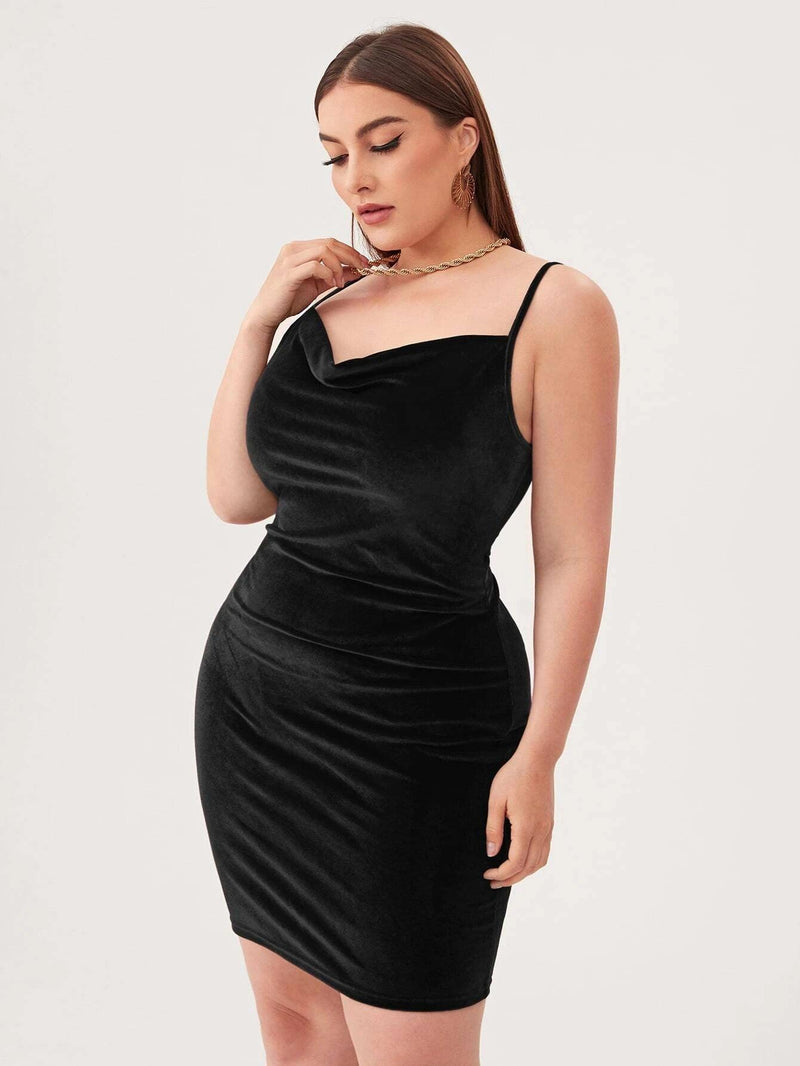 Vestido Curto Aveludado Plus Size - tassiniSKU_1713324270856_715tassinitassini(A052)1713324270856/238Vestido Curto Aveludado PretoGVestido Curto Aveludado Plus Size